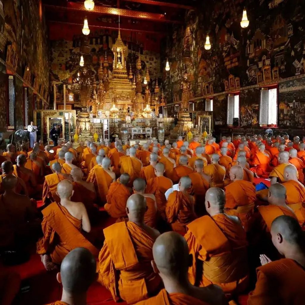 Что такое буддисты. Буддизм Тхеравада храм. Буддистский храм в Казани. Буддийский монах Тхеравада. Буддисты молятся.